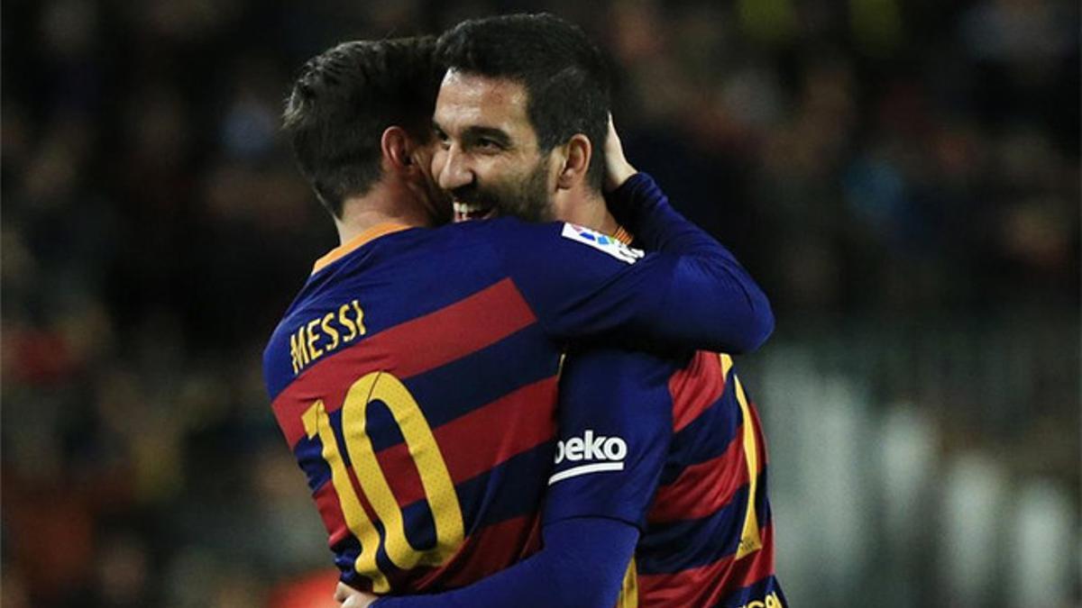 Arda Turan disfruta junto a Leo Messi en el Barcelona