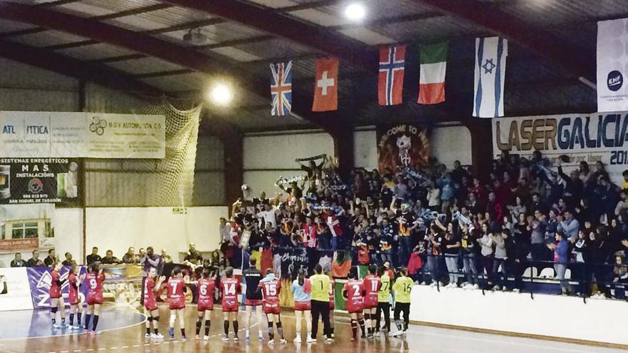 Las jugadoras del Mecalia Guardés reciben el agradecimiento de sus aficionados a la conclusión del partido. // FdV