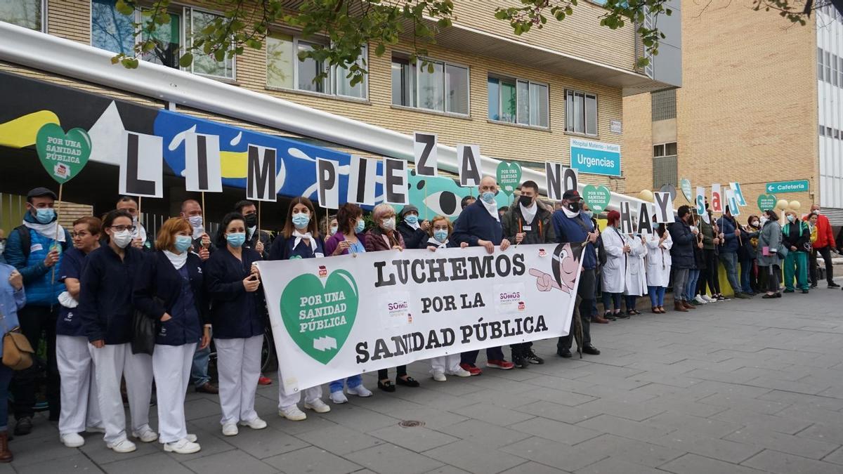 Concentración de trabajadores del Hospital Materno Infantil en protesta por la falta de limpieza