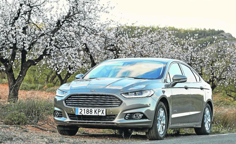 Ford Mondeo Hybrid Sedan