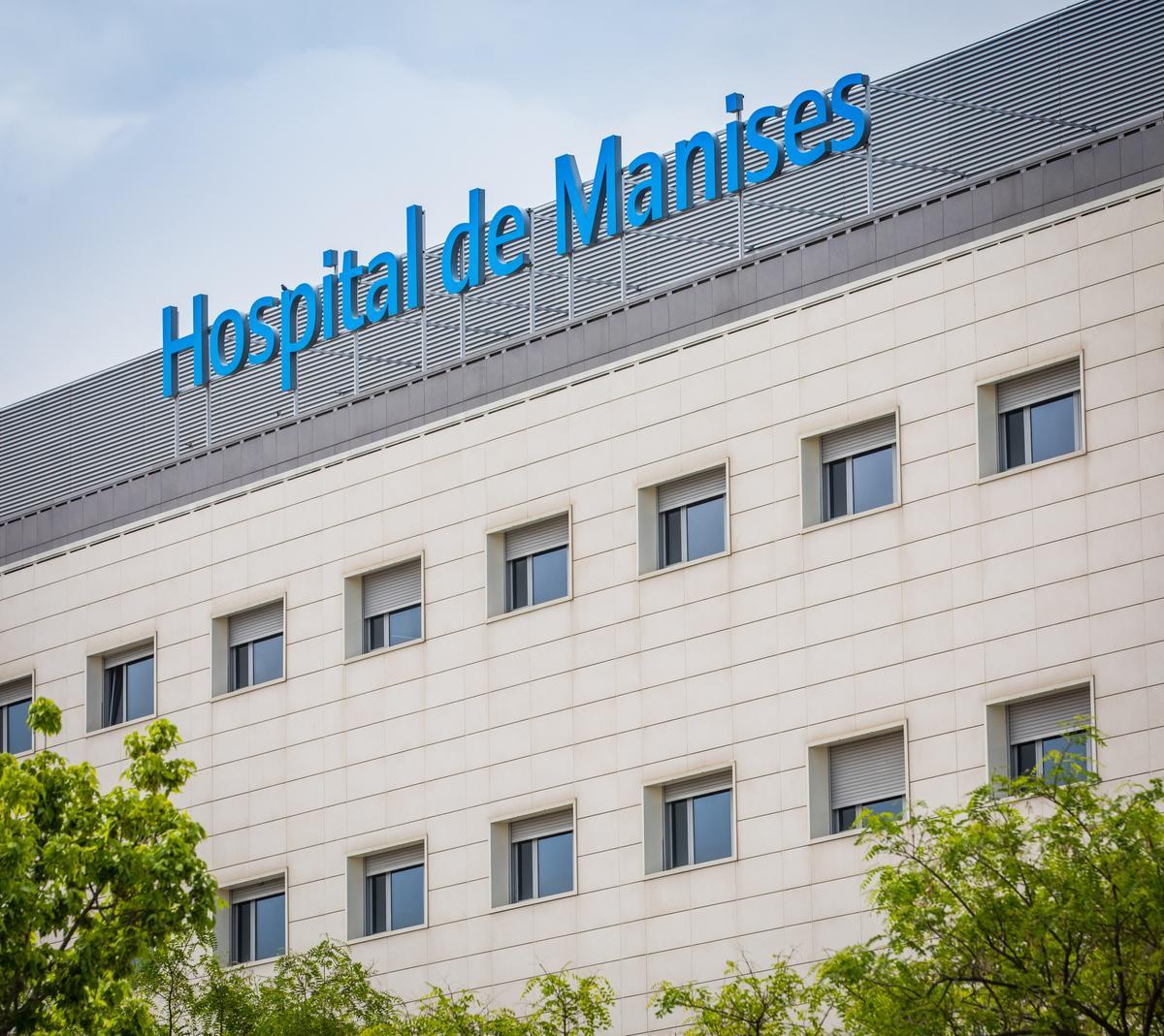 Fachada del Hospital de Manises, centro público referente en cirugías bariátrica.