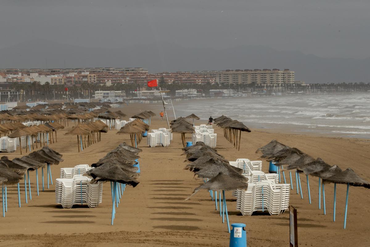 Bandera roja en la playa de la Malvarrosa, en Valencia, después del temporal de la noche.