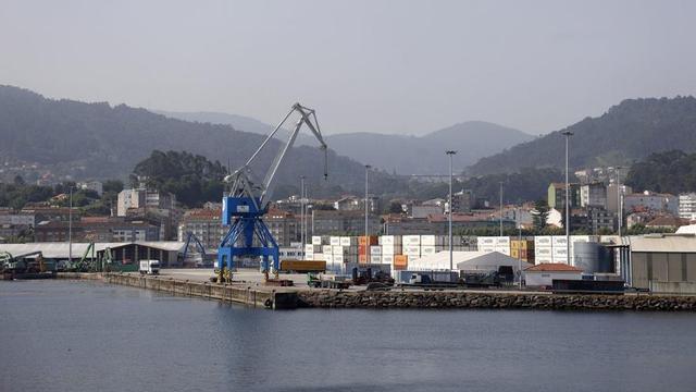Vista del Puerto de Marín desde la ría de Pontevedra.