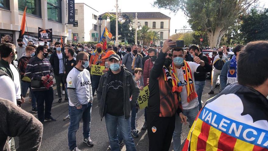 Primeros cánticos de &quot;Peter vete ya&quot; en la manifestación del 11D