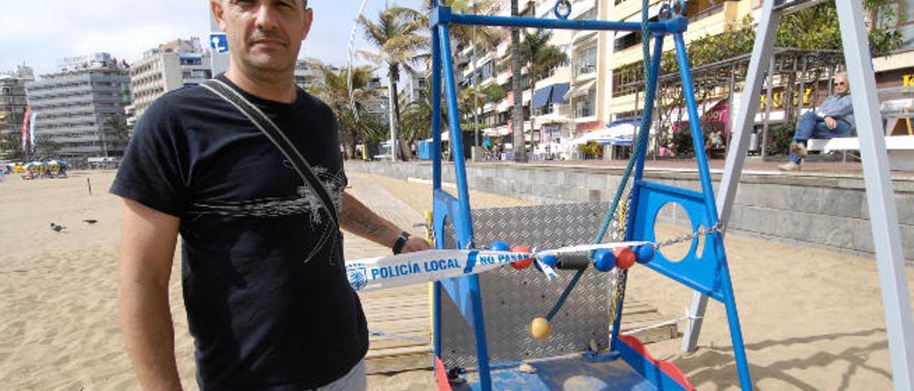 Alexis Bethencourt, junto al columpio en la playa de Las Canteras.