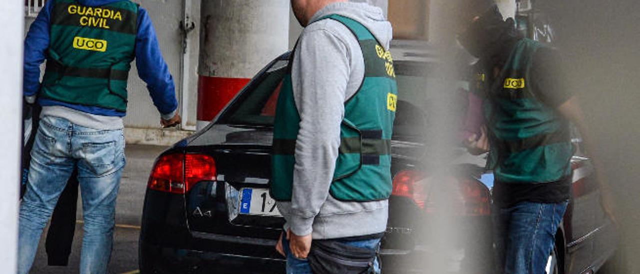 Agentes de la Guardia Civil durante el registro de la sede de la empresa en el Polígono Industrial de Montaña Blanca, en Arucas, en 2014.