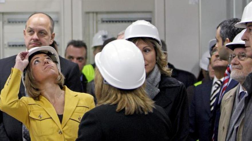 La ministra de Defensa, Carme Chacón, durante su visita a las obras del Centro de Comunicaciones y Datos de las Naciones Unidas.