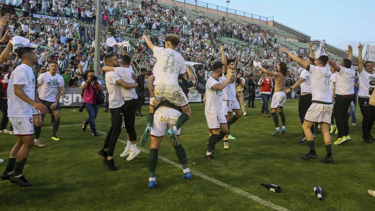 Imágenes de la celebración del ascenso en el Estadio Romano José Fouto de Mérida.