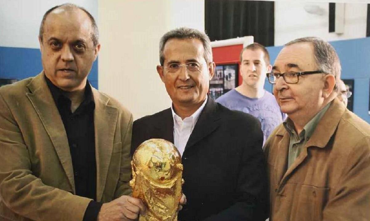 Los exárbitros de Xàtiva Javier García Paños, Julián Quiralte y Luis Mallea, estos dos últimos ya fallecidos, con la Copa del Mundo.