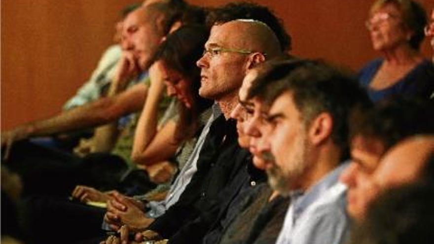 Raül Romeva escolta atentament durant la xerrada de la CUP a l&#039;auditori de la Universitat Pompeu Fabra.