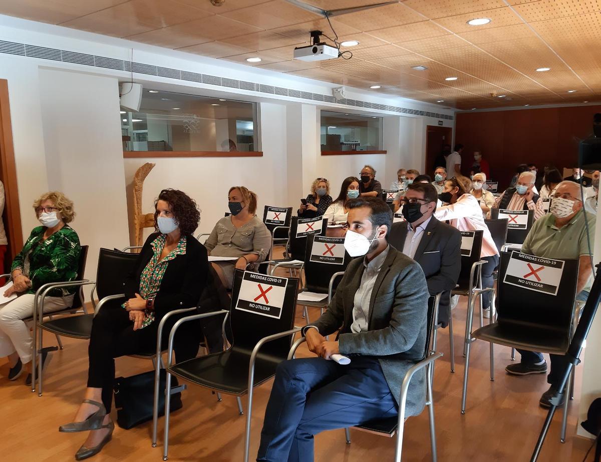 Asistentes en el pleno de moción de censura del PSPV