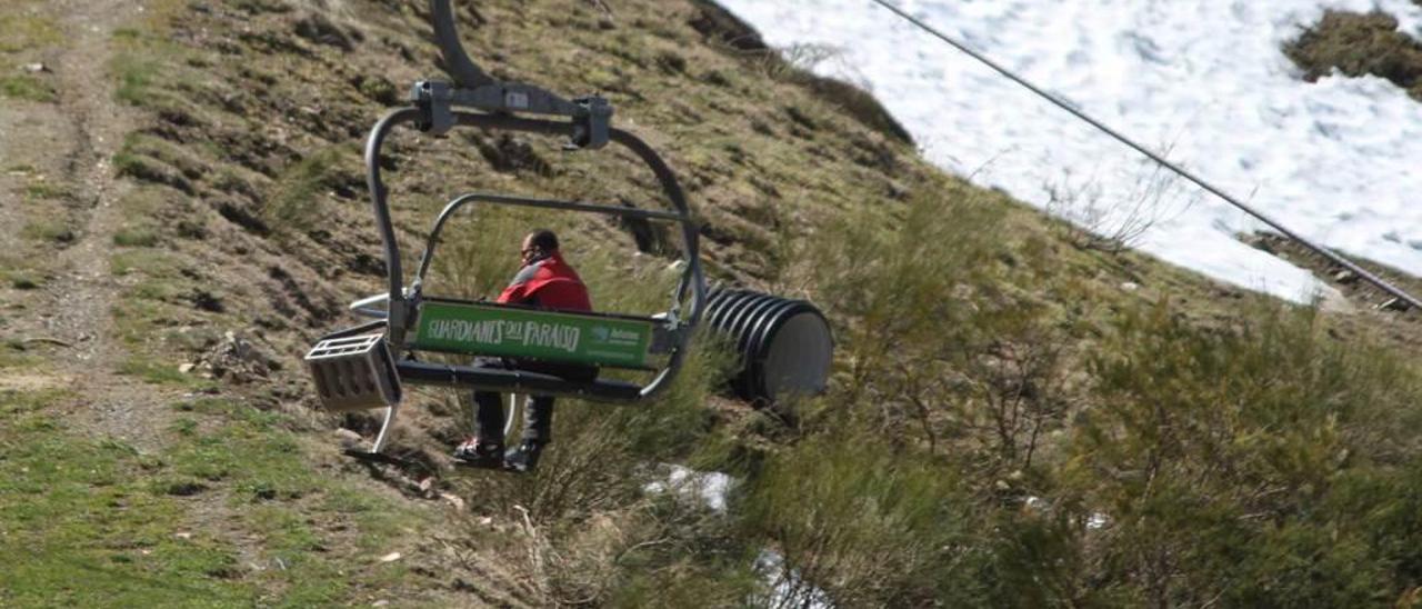 Un aficionado, el pasado fin de semana, en la estación de Fuentes de Invierno, ya casi sin nieve.