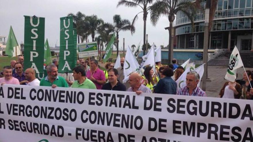 Un momento de la protesta frente a la sede de la EMA.