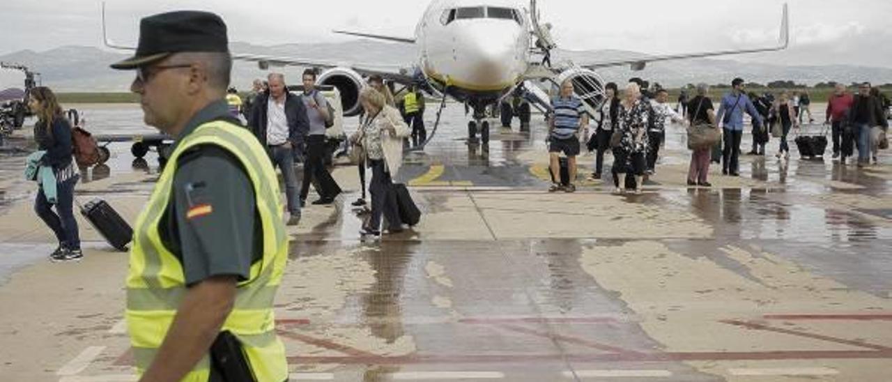 Imagen de archivo del aeropuerto de Castelló con un Guardia Civil en primer plano.