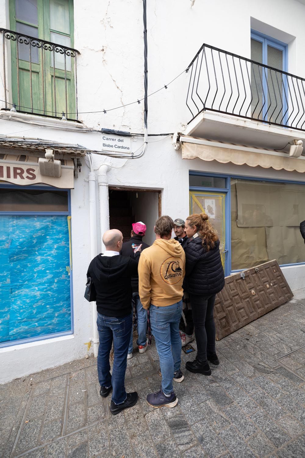 Mira aquí las imágenes de cómo decenas de vecinos echan a los okupas de Sant Antoni