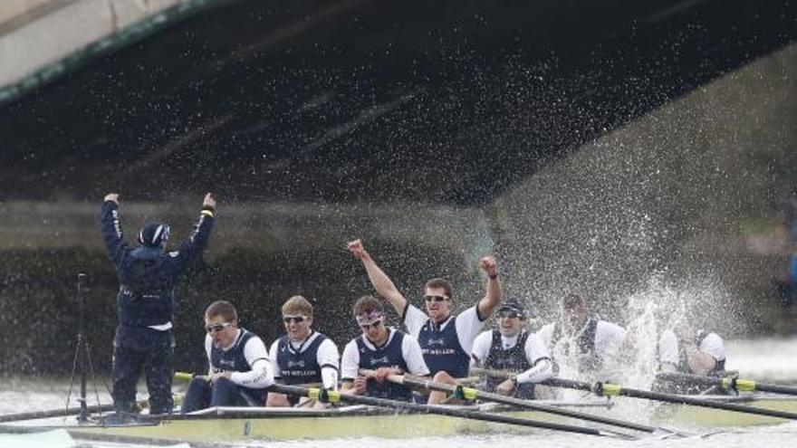 L&#039;equip de la Universitat d&#039;Oxford celebra la victòria en la 159a edició de la regata pel riu Tàmesi.