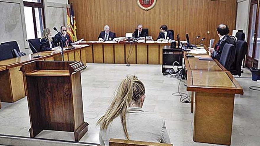 La mujer condenada, ayer durante el juicio en la Audiencia.