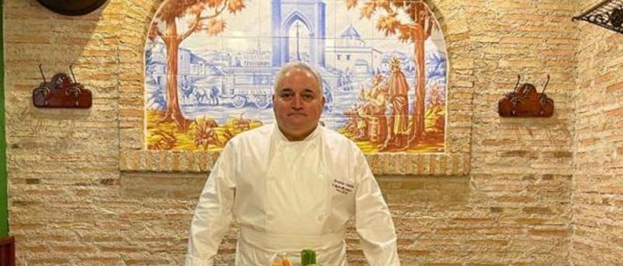 Antonio Cosmen, en su restaurante en Madrid, con algunos de los ingredientes que utiliza para preparar el cocido madrileño que le ha dado fama.