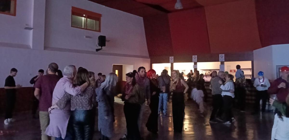 Los vecinos despidieron el año con un gran ambiente en el pabellón.