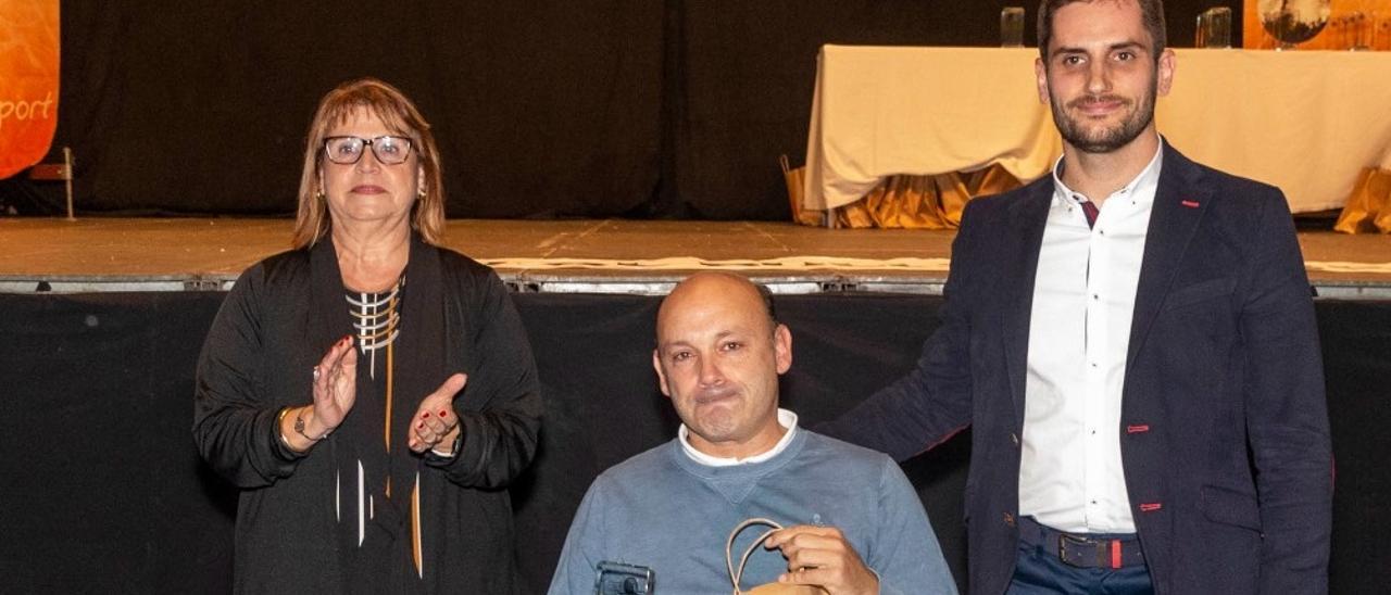 Jose Eduardo Rubio recibe el premio a la trayectoria deportiva en la gala del deporte de Picassent en 2018.