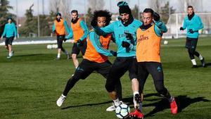 Marcelo y Lucas Vázquez disputan el balón con Karim Benzema durante el entrenamiento del Real Madrid