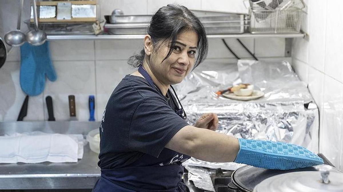 Una mujer emprendedora, en su propio negocio de restauración.