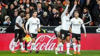 El Valencia toma aire con un gol en propia puerta de la Real