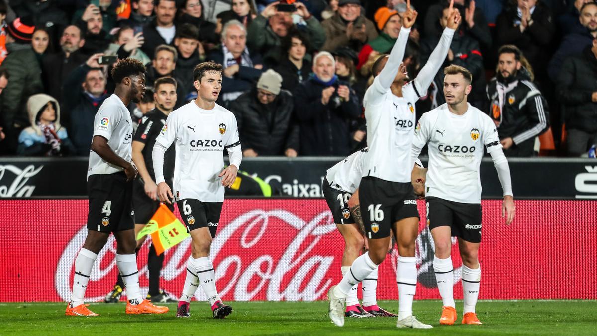 Los jugadores del Valencia celebran el gol de Zubeldia en propia puerta.