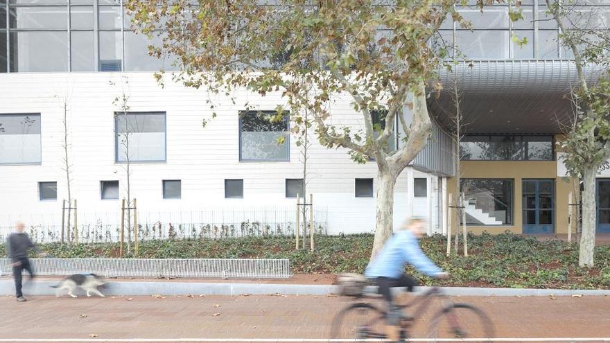 Baldosas en un carril bici que filtran el agua.