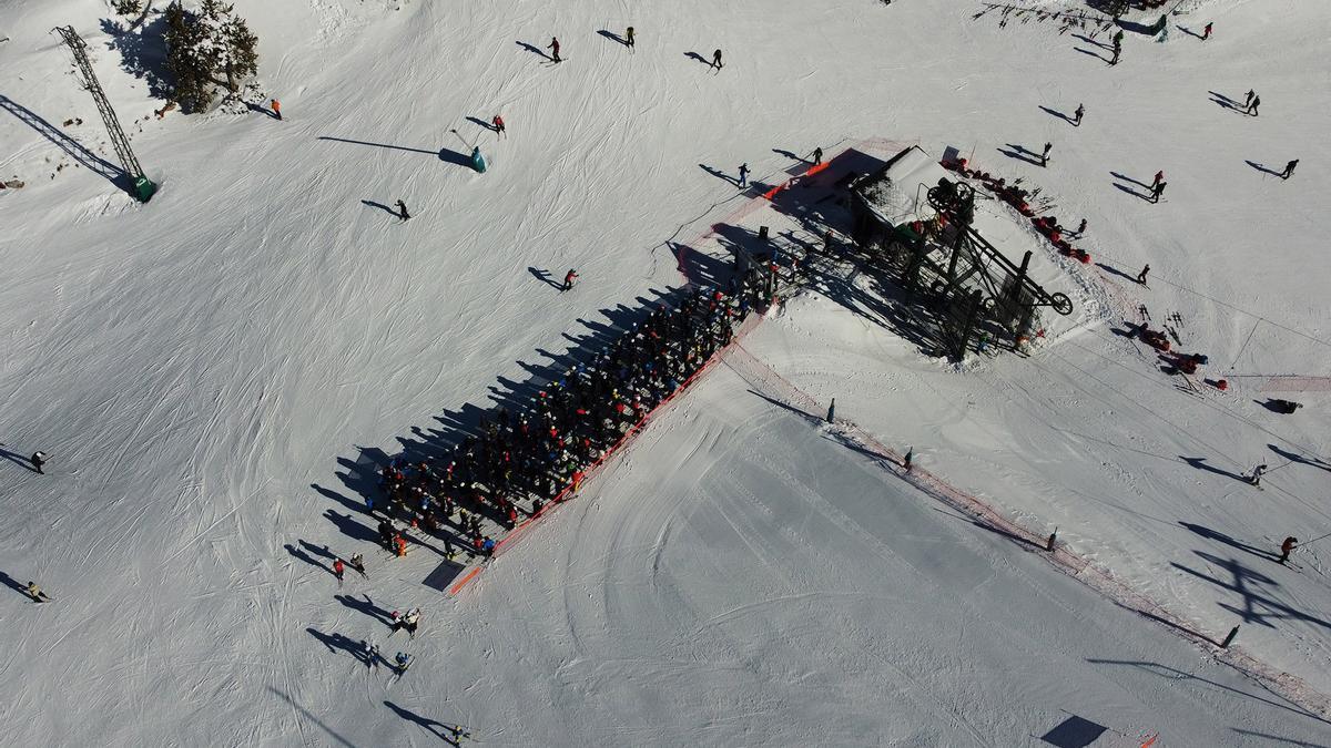 Desenes d'esquiadors en l'accés a les pistes