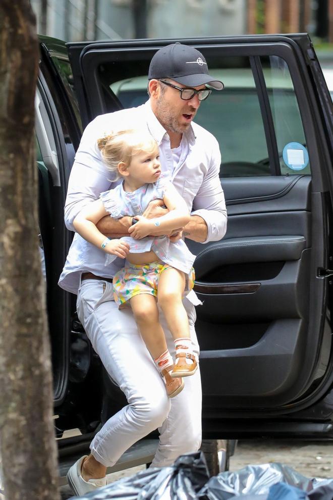 Ryan Reynolds con su hija Inez por Nueva York