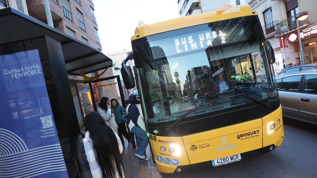 Un grupo de personas sube al bus gratuito de Vila-real, el 'Groguet'.