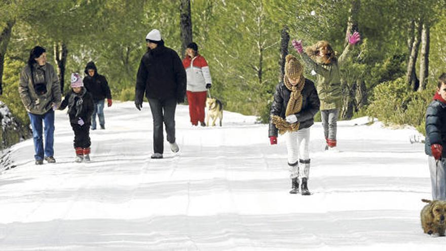 Un grupo de personas pasea sobre la nieve en sa Talaia de Sant Josep, en febrero de 2012.