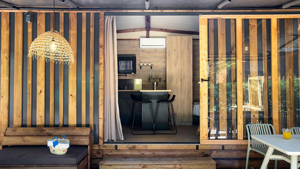 Las tiny homes incorporan terraza privada, cocina equipada y diferentes espacios de descanso para disfrutar del exterior con mayor comodidad.