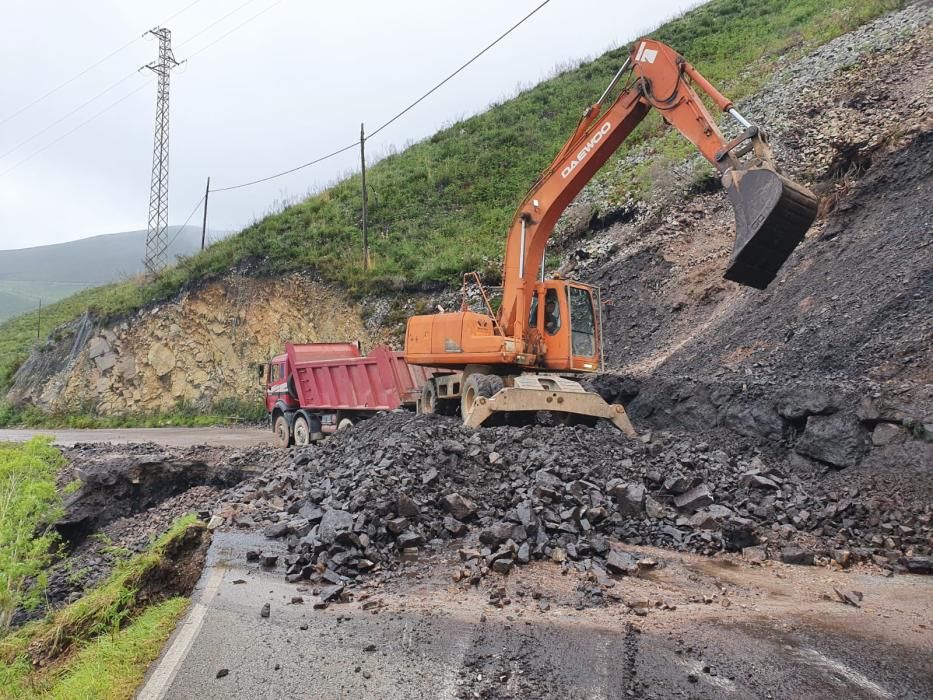 Trabajos en el argayo que cortó la vía de Belmonte