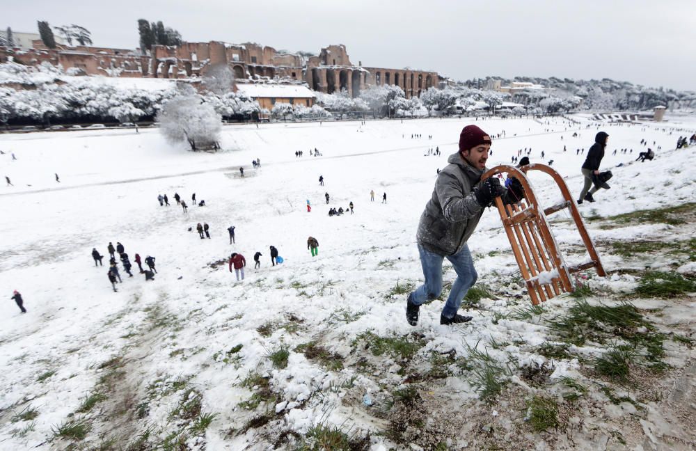 Roma celebra la llegada de la nieve