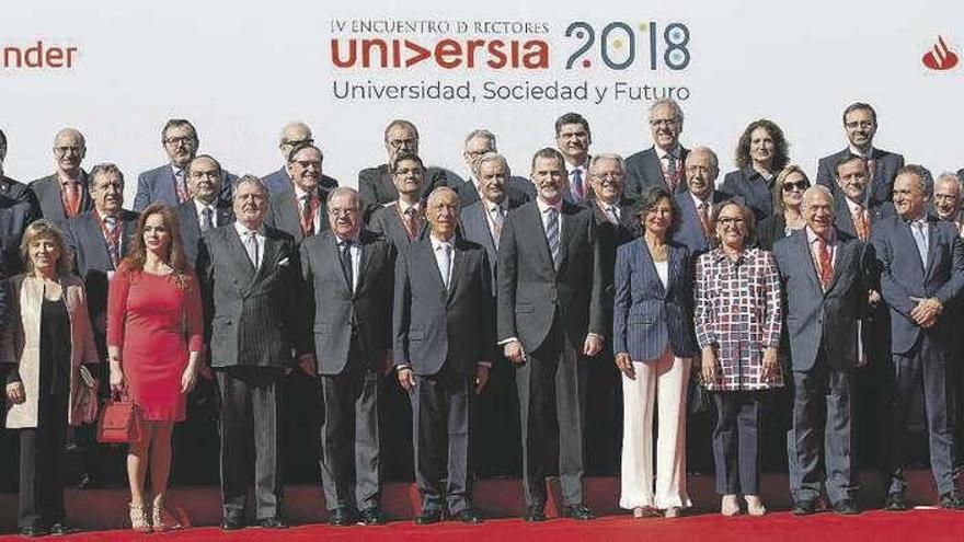 El Rey, en el centro, flanqueado por el presidente de Portugal, Marcelo Rebelo de Sousa, y Ana Botín, ayer, en Salamanca. // Foto Ical