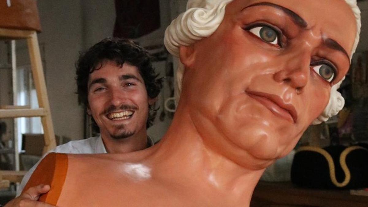 Pau Reig, al seu taller fent un gegant