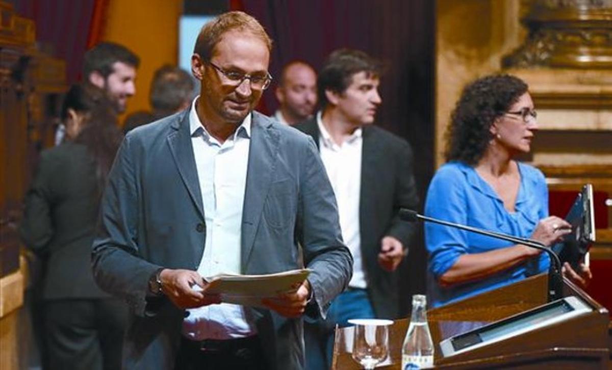 Joan Herrera es dirigeix al faristol per pronunciar el seu discurs davant el Parlament. Joan Herrera es dirigeix al faristol per pronunciar el seu discurs davant el Parlament.