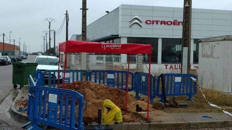 Un operario del servicio trabaja en la renovación de las válvulas.