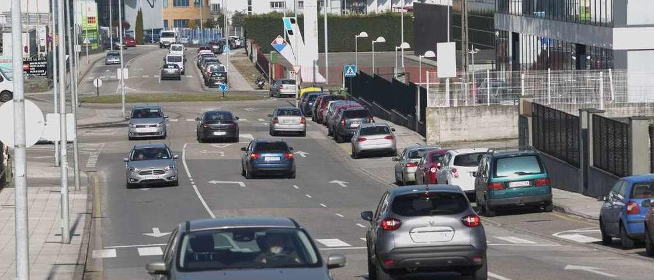 Coches circulando por el polígono del Espíritu Santo.