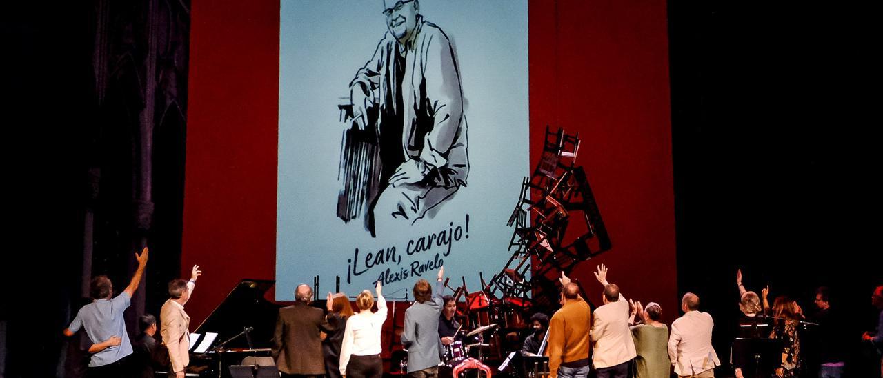 Las amistades del escritor despidiéndolo en el homenaje a Alexis Ravelo: '¡Lean, carajo!', en el Teatro Pérez Galdós.
