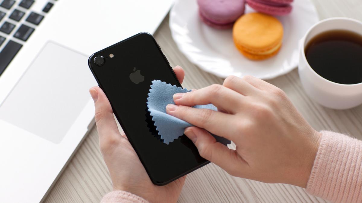 Cómo limpiar el altavoz del iPhone con celo y un clip