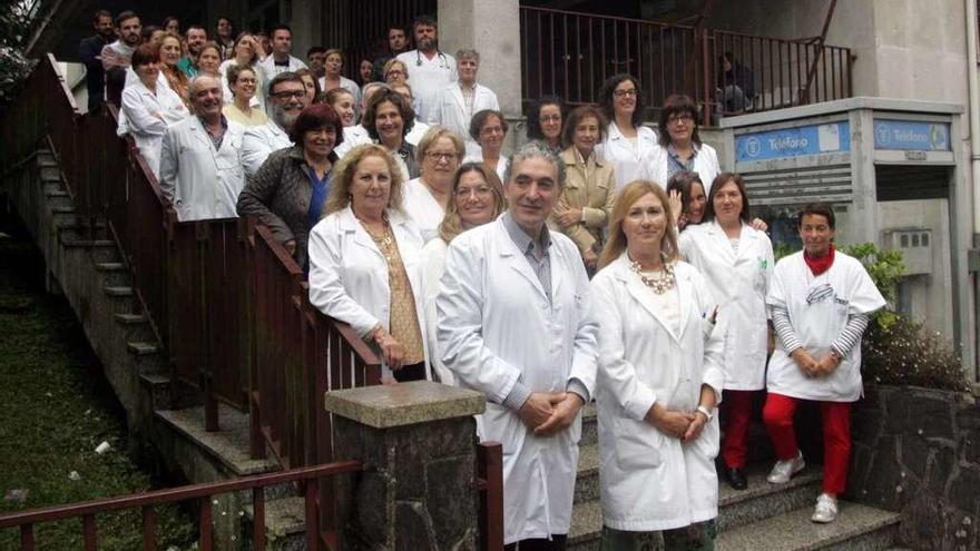 Personal del centro de salud realizó ayer una foto de familia con motivo de la convocatoria a los premios Best In Class. // Bernabé/Luismy
