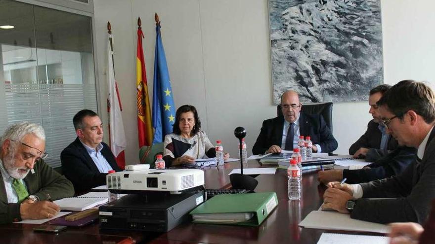 La consejera de Desarrollo Rural del Principado, María Jesús Álvarez, junto a otros dirigentes del parque nacional, ayer, en Santander.