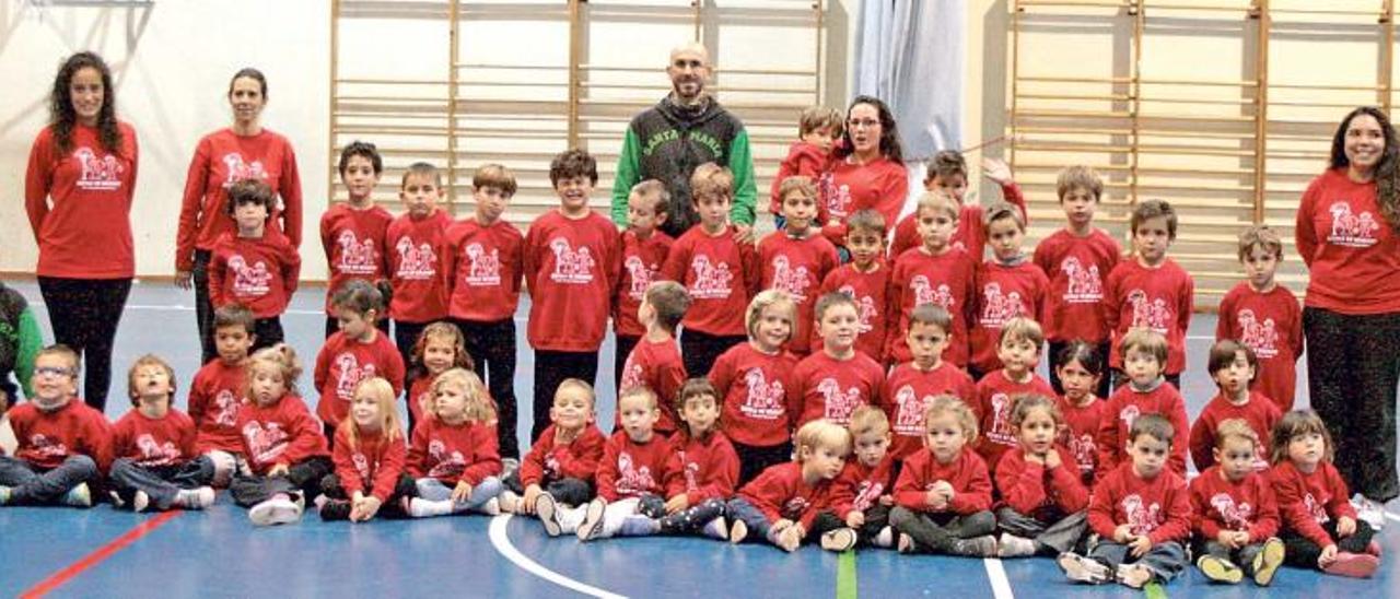 Componentes de la escuela de baloncesto del Santa Maria en el día de la presentación oficial.