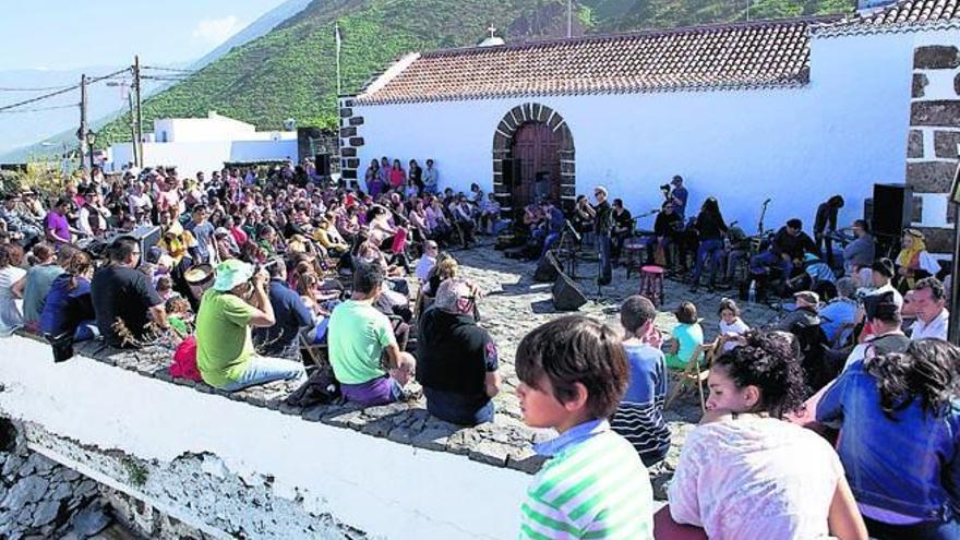 Un momento del concierto final de Taburiente y Mestisay, junto a la iglesia, en la plaza del pueblo de Sabinosa.