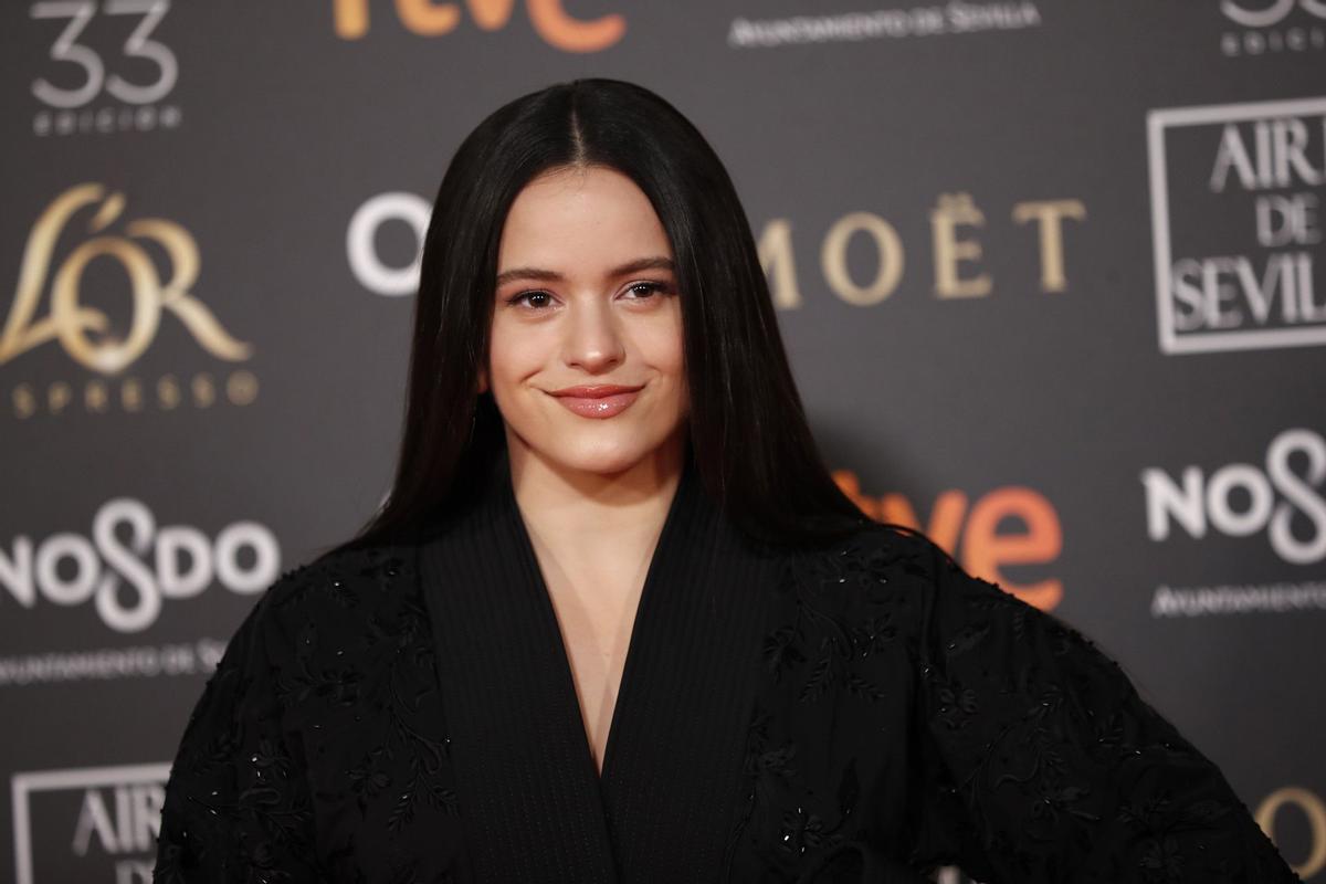 Rosalía con vestido negro