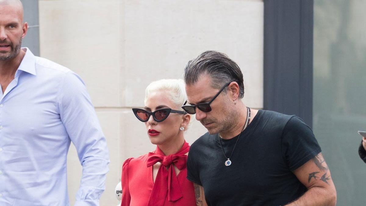 Lady Gaga y su pareja Christian Carino de paseo por París