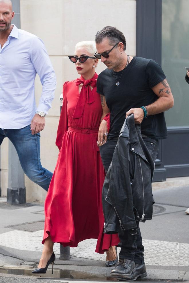 Lady Gaga y su pareja Christian Carino de paseo por París